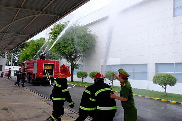 Lực lượng Cảnh sát Phòng cháy, chữa cháy và cứu nạn cứu hộ Công an tỉnh diễn tập chữa cháy tại Công ty TNHH On Semmiconductor Việt Nam.