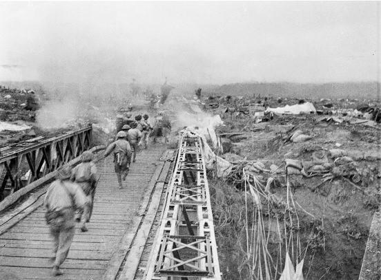 Bộ đội ta vượt qua cầu Mường Thanh, tấn công vào Sở chỉ huy Tập đoàn cứ điểm Điện Biên Phủ, chiều 7-5-1954. (Ảnh: Tư liệu TTXVN)