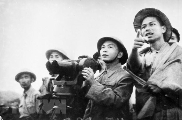  Đại tướng Võ Nguyên Giáp quan sát trận địa lần cuối cùng trước khi phát lệnh nổ súng mở màn chiến dịch Điện Biên Phủ.  (Ảnh: Tư liệu TTXVN)