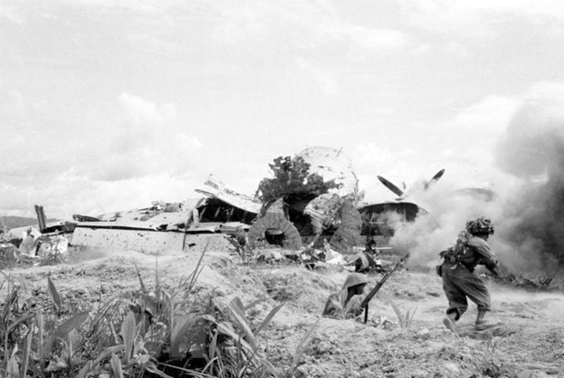  Các đơn vị xung kích của ta tấn công sân bay Mường Thanh và làm chủ sân bay từ chiều 22-4, cắt đứt đường tiếp tế cho Tập đoàn cứ điểm. (Ảnh: Tư liệu TTXVN)