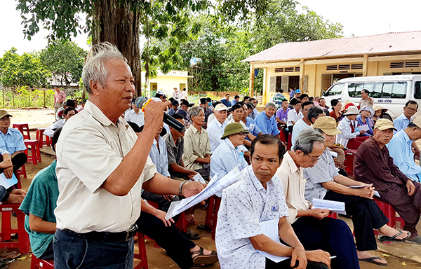 Người dân ở ấp 2 xã Suối Trầu đặt câu hỏi với tổ tuyên truyền 
