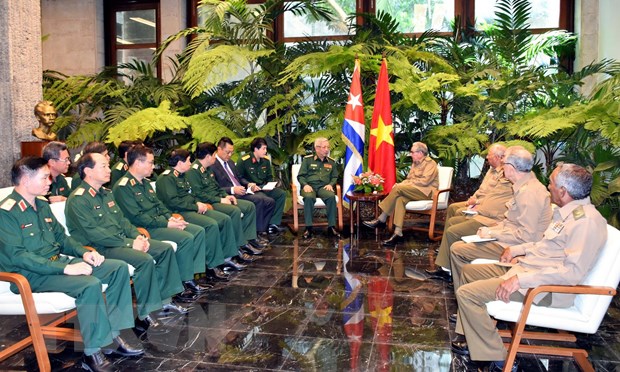 Đại tướng Raúl Castro tiếp thân mật Thượng tướng Nguyễn Chí Vịnh cùng Đoàn đại biểu cấp cao Bộ Quốc phòng Việt Nam. (Ảnh: Lê Hà/TTXVN)