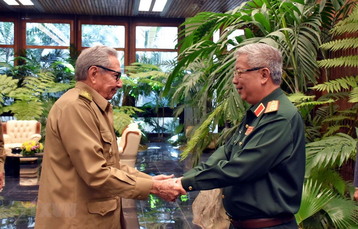 Đại tướng Raúl Castro đón Thượng tướng Nguyễn Chí Vịnh. (Ảnh: Lê Hà/TTXVN)
