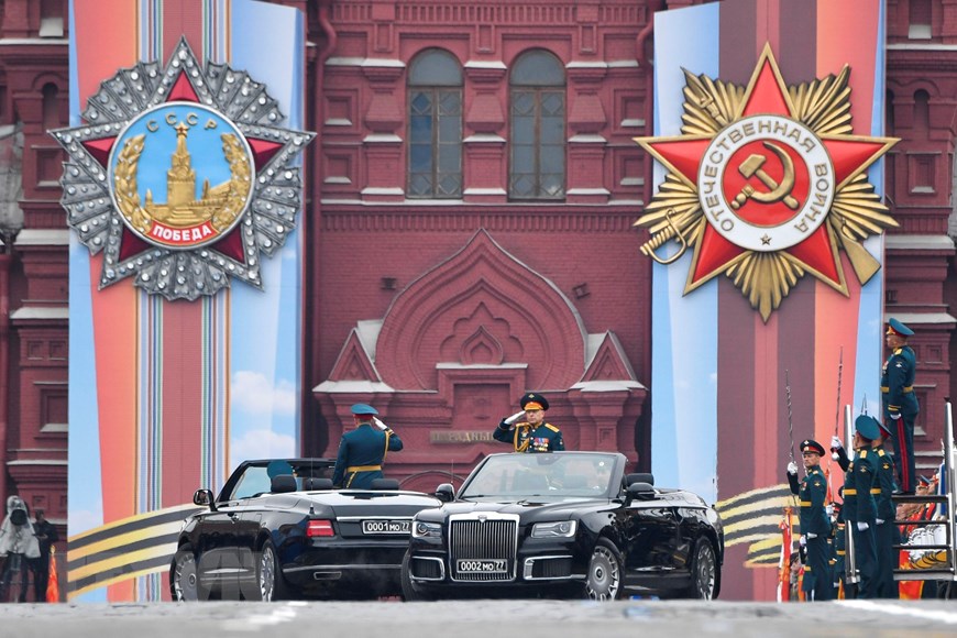 Bộ trưởng Quốc phòng Nga Sergei Shoigu và Chỉ huy trưởng các lực lượng bộ binh, Tướng Oleg Saliukov, tại lễ diễu binh kỷ niệm Ngày Chiến thắng ở Quảng trường Đỏ, Moskva, Nga, ngày 9-5-2019. (Ảnh: AFP/TTXVN)