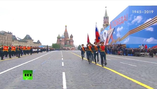 Đội danh dự đưa lá quốc kỳ Nga vào Quảng trường Đỏ