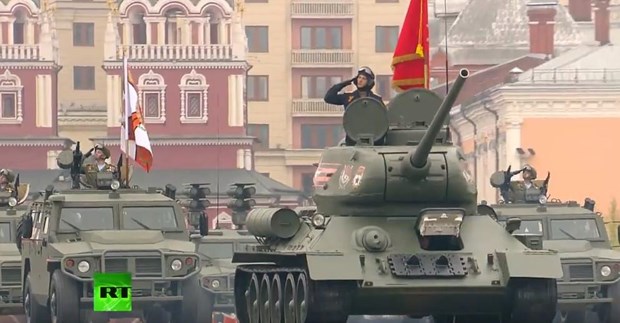 Theo sau chiếc T-34 là nhiều phương tiện chiến đấu hiện đại của Nga như xe bọc thép Tigr, xe tăng T-14 Armata, xe hỗ trợ chiến đấu Terminator...