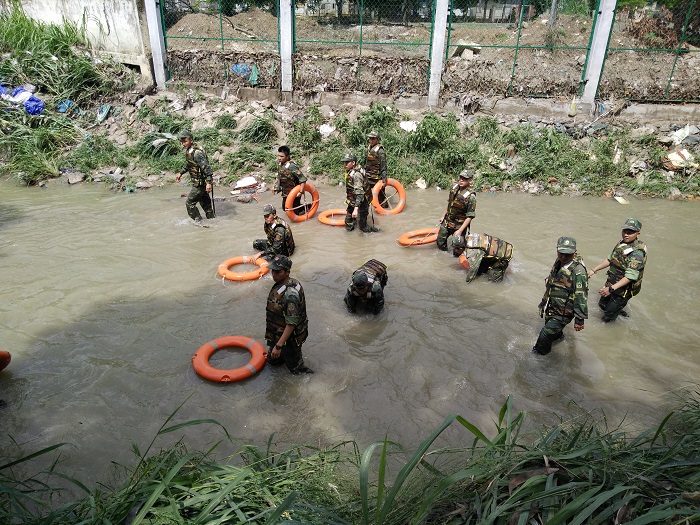 Lực lượng bộ đội hỗ trợ tìm kiếm các nạn nhân.
