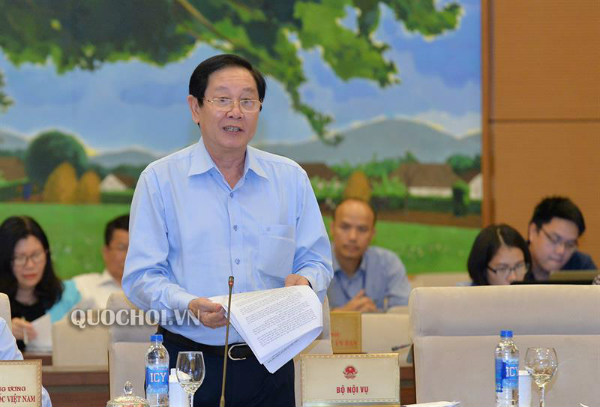 Bộ Trưởng Bộ Nội vụ Lê Vinh Tân trình bày Tờ trình. Ảnh: Quochoi.vn