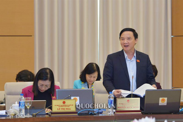 Chủ nhiệm Ủy ban Pháp luật Nguyễn Khắc Định trình bày báo cáo thẩm tra. Ảnh: Quochoi.vn