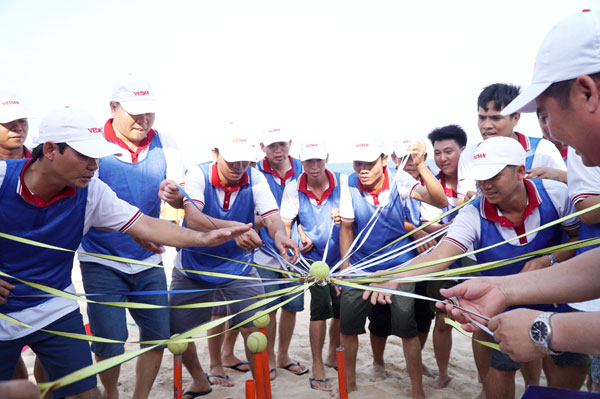 Đoàn viên, công nhân lao động Công ty cổ phần hữu hạn Vedan Việt Nam (huyện Long Thành) tham gia các trò chơi do Công đoàn cơ sở tổ chức nhân chuyến du lịch trong tháng 5-2019. Ảnh: CT
