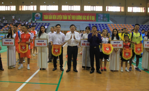 Ban tổ chức trao cờ lưu niệm cho các đoàn VĐV tham dự giải 