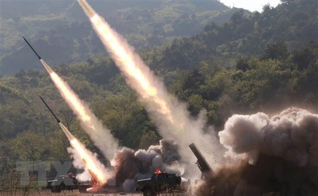 Các vật thể bay rời khỏi bệ phóng rocket trong cuộc diễn tập của các đơn vị phòng vệ Quân đội Nhân dân Triều Tiên ở phía Tây nước này, ngày 9-5-2019. (Ảnh: AFP/TTXVN)