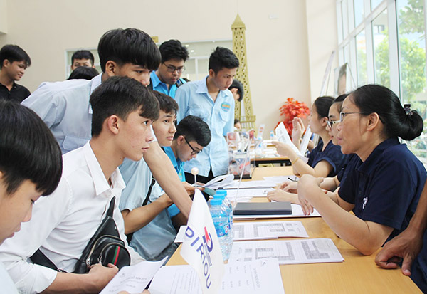 Đông đảo sinh viên tham gia Ngày hội việc làm Việt – Pháp để tìm kiếm cơ hội việc làm ngay sau khi tốt nghiệp.