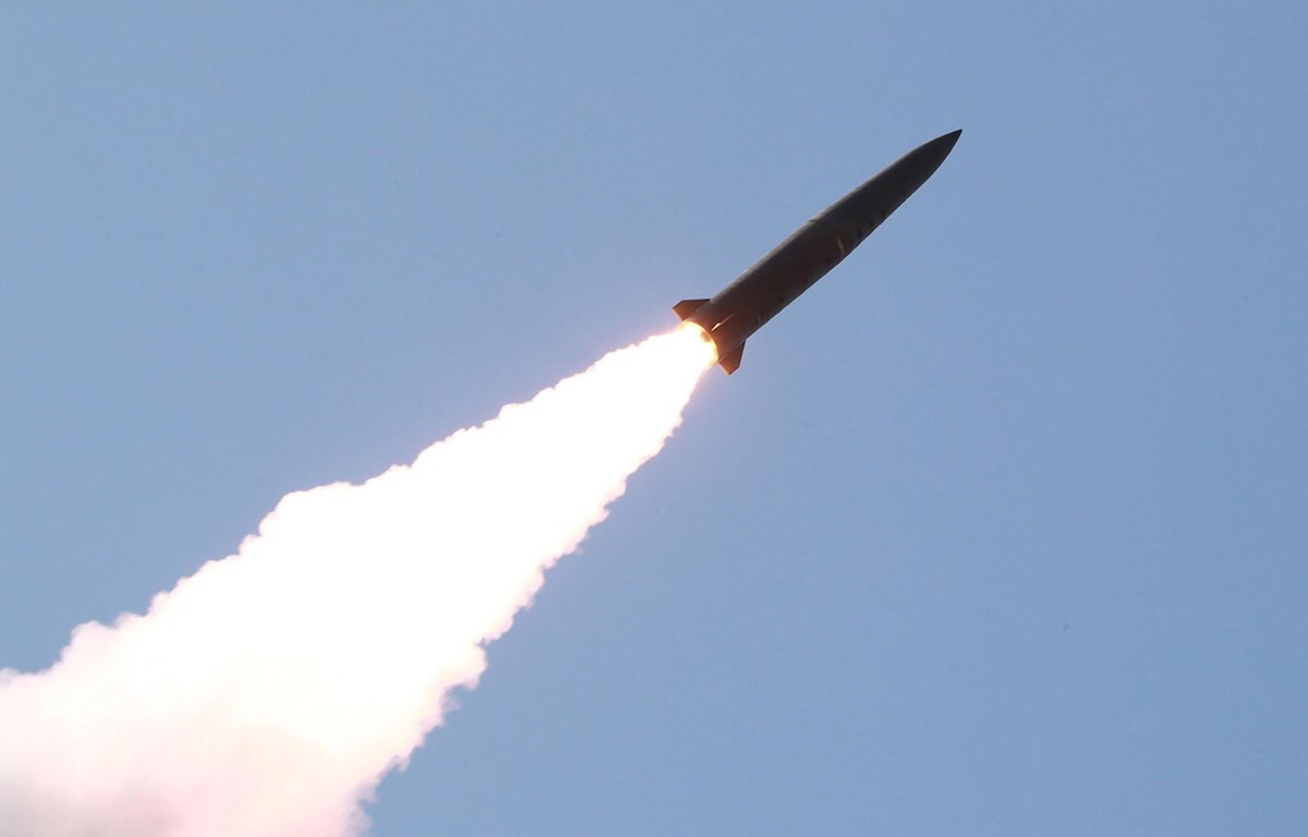 Ảnh do Hãng thông tấn Trung ương Triều Tiên đăng phát: Các vật thể bay rời khỏi bệ phóng rocket trong cuộc diễn tập của các đơn vị phòng vệ Quân đội Nhân dân Triều Tiên ở phía Tây nước này, ngày 9-5-2019. (Ảnh: AFP/TTXVN)