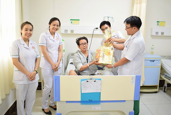 Điều dưỡng Bệnh viện đại học y dược Shingmark tặng quà cho bệnh nhân đang nằm điều trị tại bệnh viện.