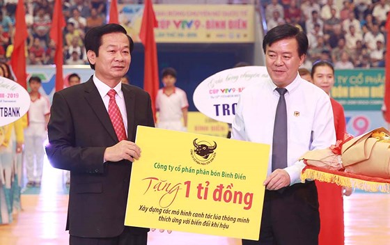 Ngô Văn Đông, Tổng giám đốc Công ty CP phân bón Bình Điền (phải) trao quà cho tỉnh Kiên Giang