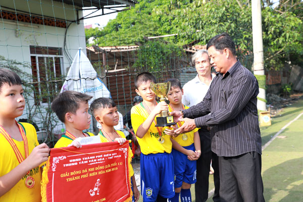 Ban tổ chức trao cúp vô địch cho đội Thanh Hoàng FC (1)
