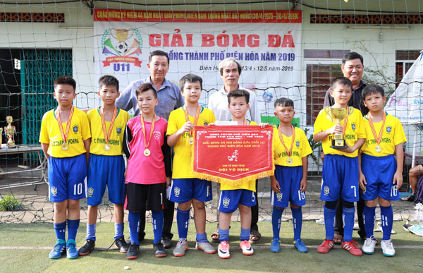 Ban tổ chức trao giải cho đội vô địch Thanh Hoàng FC (1)