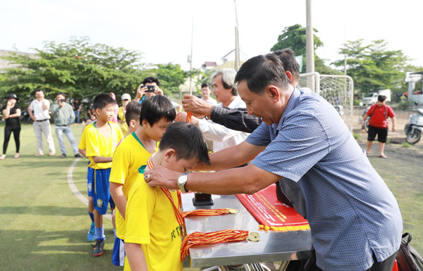 Ban tổ chức trao huy chương cho đội vô địch Thanh Hoàng FC (1)