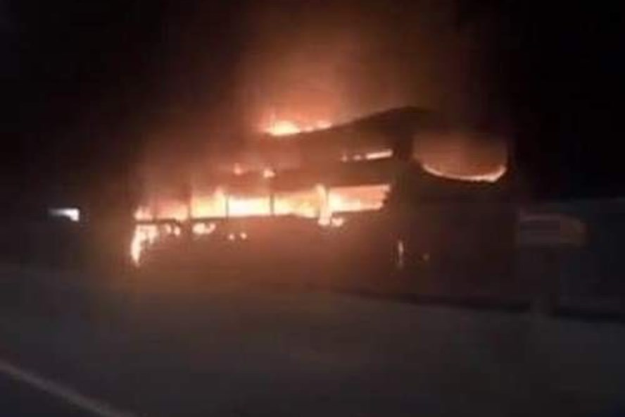 Chiếc xe bốc cháy dữ dội trên đường (ảnh cắt từ clip CTV)