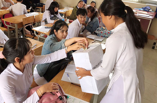 Học sinh Trường THPT Nhơn Trạch (huyện Nhơn Trạch) góp tiền tiết kiệm để tổ chức các hoạt động phong trào