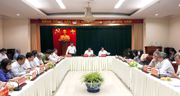 Đồng chí Hồ Thanh Sơn, Phó bí thư thường trực Tỉnh ủy phát biểu tại cuộc họp