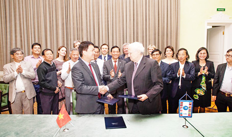 Lễ ký kết thỏa thuận ba bên về hợp tác thực hiện nghiên cứu và đào tạo nguồn nhân lực khoa học và kỹ thuật
