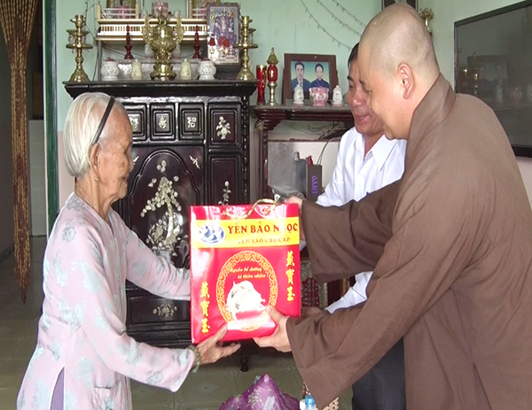 Đoàn tặng quà mẹ Việt Nam anh hùng