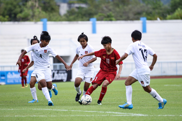 U.15 nữ Việt Nam (áo đỏ) ngược dòng giành chiến thắng 2-1 trước U.15 nữ Myanmar
