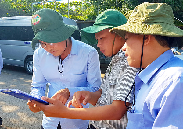 Phó chủ tịch UBND tỉnh Võ Văn Chánh (thứ 3 từ phải qua) đang kiểm tra thửa đất trên bản đồ với thực tế 