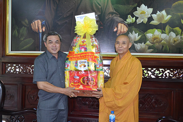 Đồng chí Huỳnh Văn Hồng thăm các vị chức sắc Ban Trị sự Giáo hội Phật giáo tỉnh tại Thiền viện Thường Chiếu (huyện Long Thành).