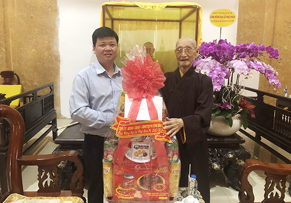 Đồng chí Vũ Đình Trung, thăm và chúc mừng Hòa thượng Thích Minh Chánh, Chứng minh Ban Trị sự Giáo hội Phật giáo tỉnh.