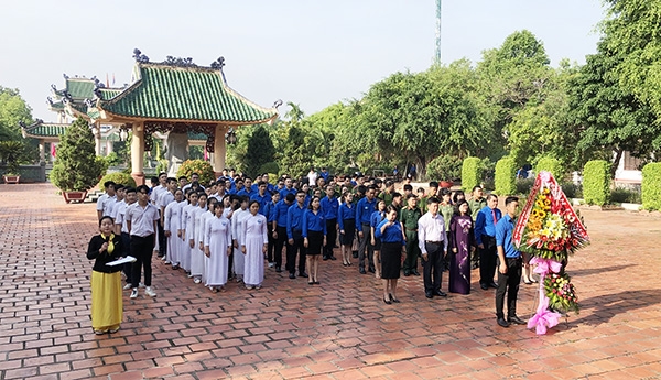 Đoàn đại lãnh đạo tỉnh và đại biểu thanh niên, đảng viên trẻ tiêu biểu dâng hương tại Văn miếu Trấn Biên
