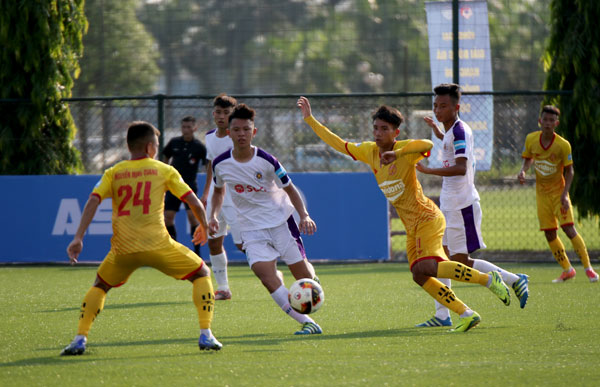 Trẻ Hà Nội (áo trắng) giành chiến thắng 3-0 trước Nam Định.