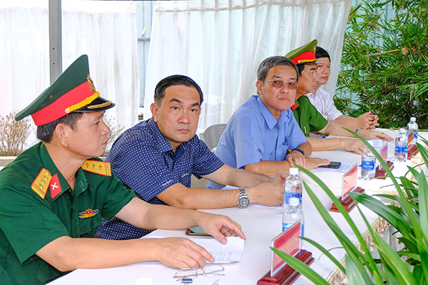 Phó Bí thư Tỉnh ủy, Chủ tịch UBND tỉnh Đinh Quốc Thái cùng lãnh đạo các đơn vị theo dõi diễn tập. 