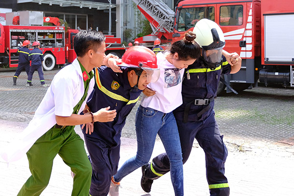 Lực lượng cứu nạn cứu hộ cứu người mắc kẹt trong đám cháy đến nơi an toàn.