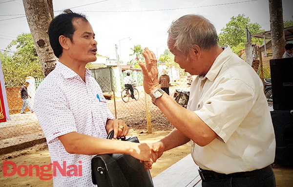Ông Nguyễn Trí Lương (phải), người dân ấp 2 gửi gắm tâm tư với cán bộ tỉnh về tuyên truyền chính sách pháp luật bồi thường, hỗ trợ tái định cư Cảng hàng không quốc tế Long Thành
