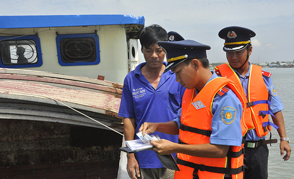 Lực lượng Thanh tra giao thông (Sở Giao thông - vận tải) kiểm tra chứng chỉ chuyên môn, điều kiện hoạt động của người điều khiển phương tiện đường thủy trên sông Đồng Nai vào đầu năm 2019
