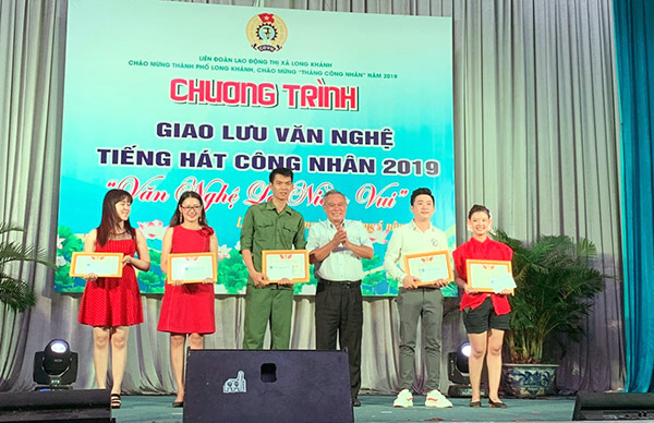 Các đội dự thi chương trình Văn nghệ Tiếng hát công nhân lao động năm 2019 do Liên đoàn Lao động TX.Long Khánh tổ chức nhận giấy khen của Ban tổ chức.