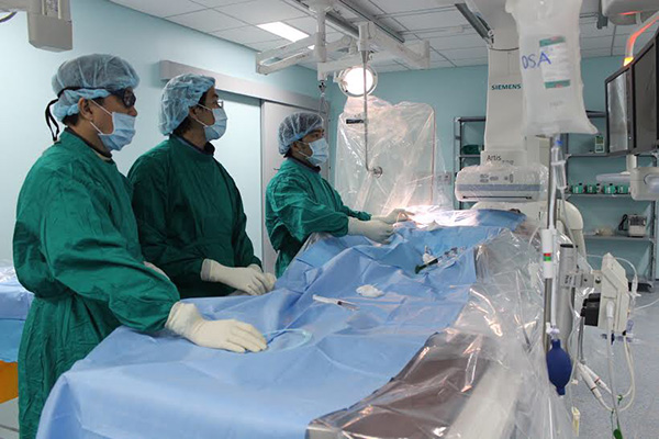 Các bác sĩ Khoa Tim mạch can thiệp Bệnh viện đa khoa Đồng Nai thực hiện một ca phẫu thuật cứu sống bệnh nhân bị nhồi máu cơ tim cấp