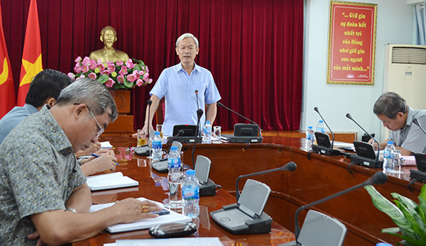Bí thư Tỉnh ủy Nguyễn Phú Cường phát biểu chỉ đạo tại cuộc họp.