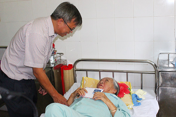Đồng chí Cao Tiến Dũng, Ủy viên Ban TVTU, Bí thư Huyện ủy Long Thành, trưởng đoàn giám sát thăm, tặng quà cho các bệnh nhân đang nằm điều trị tại Bệnh viện đa khoa khu vực Long Thành
