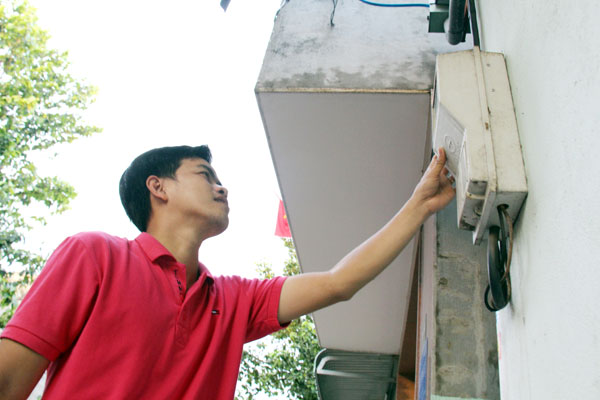Một công nhân đang ở trọ tại phường Tân Hiệp, TP.Biên Hòa kiểm tra số điện tiêu thụ của gia đình trong tháng vừa qua. Ảnh: H.Quân