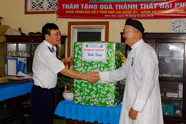 Thiếu tướng Doãn Bảo Quyết, Phó chính ủy Cảnh sát biển (trái) thăm, tặng quà cho thánh thất Đại Phước