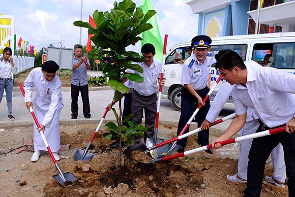  Lãnh đạo Bộ Tư lệnh Cảnh sát biển và lãnh đạo huyện Nhơn Trạch trồng cây bàng vuông trong đợt công tác dân vận.