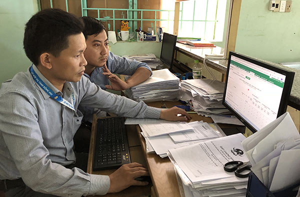 Cán bộ Sở Nội vụ hướng dẫn nhập dữ liệu xử lý hồ sơ trực tuyến của người dân tại xã Lộ 25 (huyện Trảng Bom).