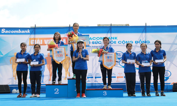 Ban tổ chức trao giải cho các VĐV nữ giành thứ hạng cự ly 1.500m