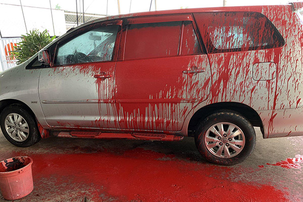 Nhóm đối tượng đến “khủng bố” gia đình bà Kiều và chiếc xe ô tô của gia đình bà D. bị các đối tượng tạt sơn hư hỏng nặng
