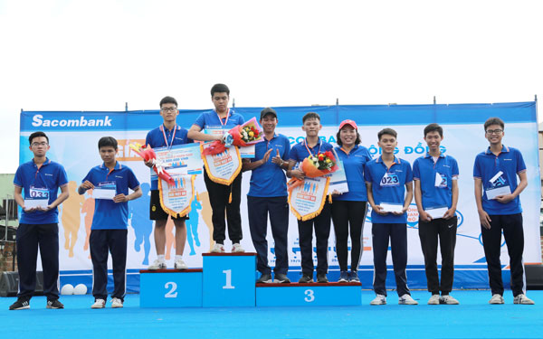 Ban tổ chức trao giải cho các VĐV nam giành thứ hạng cự ly 2.500m