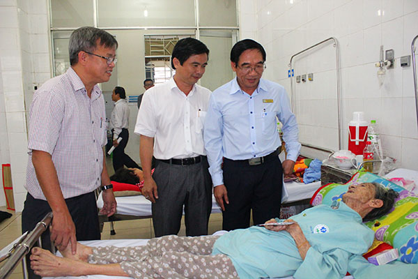 : Lãnh đạo huyện Long Thành thăm hỏi, tặng quà cho bệnh nhân nghèo đang nằm điều trị tại Bệnh viện đa khoa khu vực Long Thành.